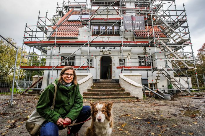 Annelies Lauwers en haar hond Holly trekken samen met zes mensen met een beperking in in villa ‘t Valkennest.