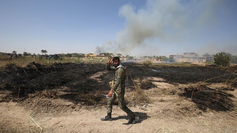 Een Iraakse regeringssoldaat maakt het vrijheidsteken in de buurt van Falluja, waar een offensief gaande is tegen IS. Beeld afp
