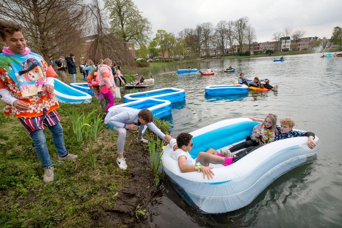 Eindexamenleerlingen van het OLV gaan als eindexamenstunt met opblaasbootjes de Wilhelminavijver op. Na enkele minuten beindigden de politie de ludieke stunt.