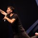 Ronald Goedemondt toont in ‘Met knielende knikjes’ zijn meesterschap als komiek ★★★★☆