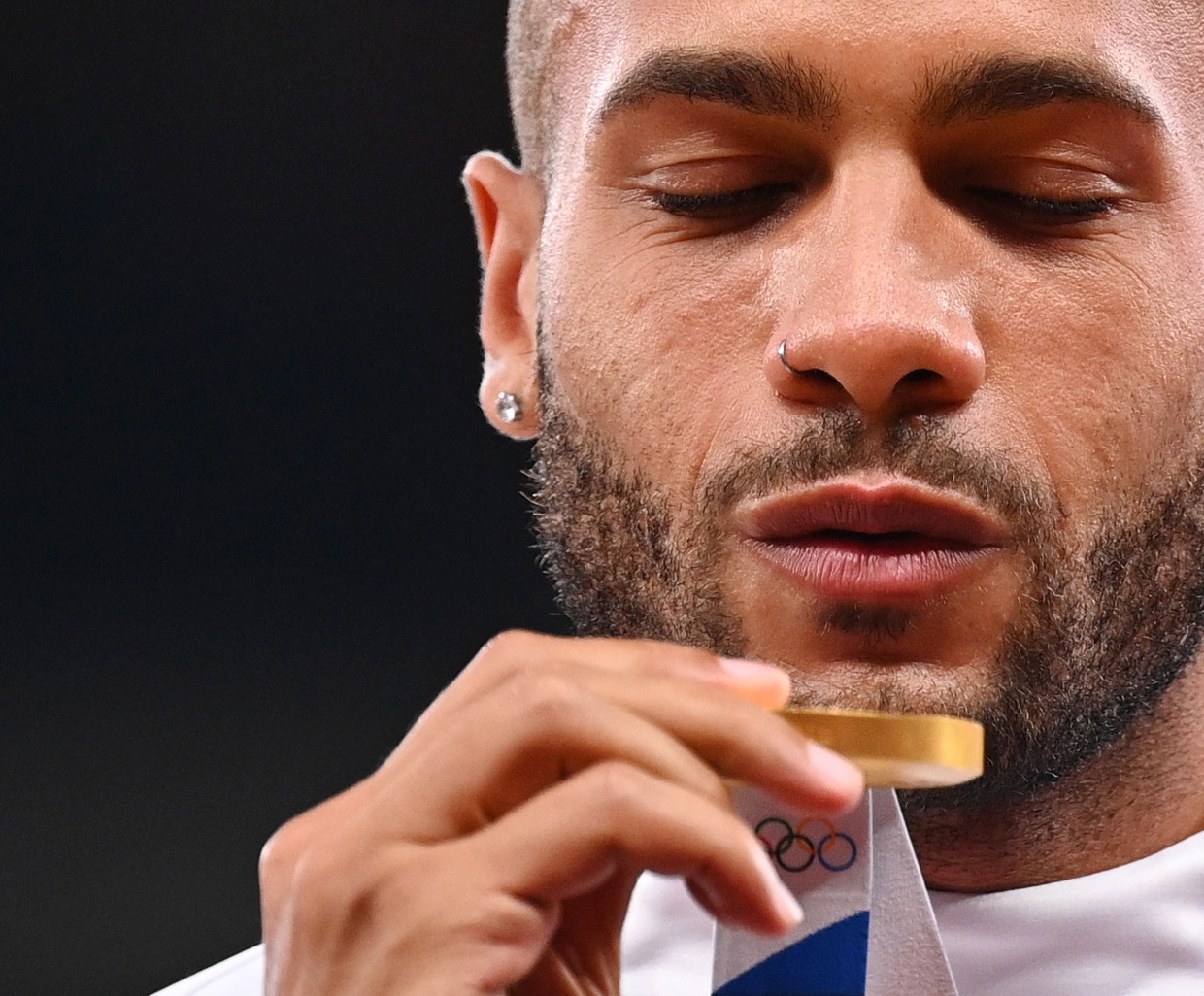 Lamont Marcell Jacobs  met zijn gouden medaille. Beeld Reuters