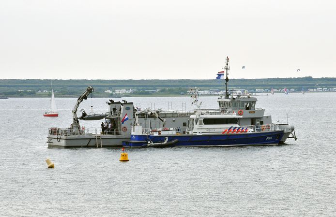 De zoektocht met de marineboot uit Den Helder naar de twee vermiste duikers.