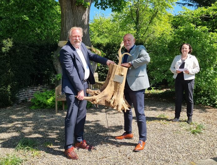 De Etten-Leurse wethouder Kees van Aert bracht de wisseltrofee voor de Boom van het Jaar deze week naar de opvolger in Roermond,