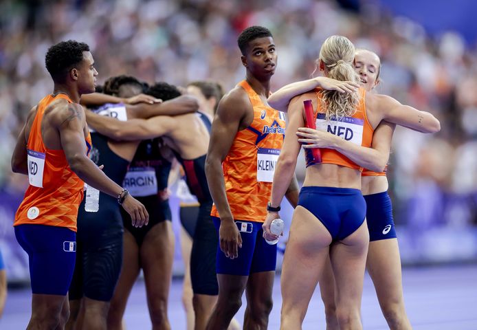 Cathelijn Peeters (helemaal rechts) omhelst Lieke Klaver na het bereiken van de finale van de 4x400 meter op de gemengde estafette. Eugene Omalla en Isaya Klein Ikkink completeren het kwartet.