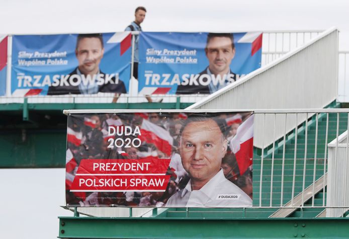 De beide kandidaten op verkiezingsposters in Warschau.
