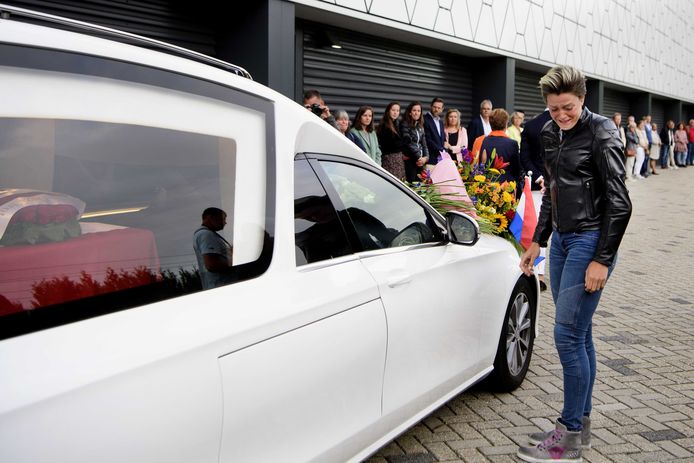 Jorien ter Mors heeft het zwaar, nadat ze een roos op de rouwauto heeft gelegd.