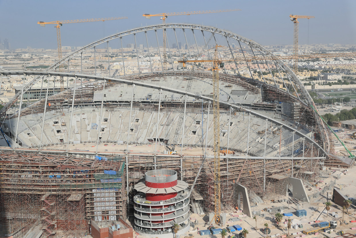 De bouw van het Khalifa International Stadium in Doha, de hoofdstad van Qatar. Beeld Getty Images