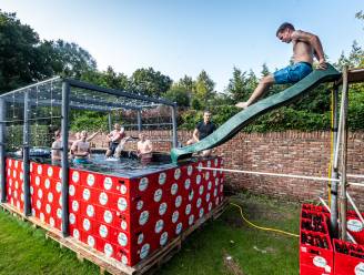 Een zwembad van bierkratten, mét een glijbaan: elf vrienden maakten het gewoon