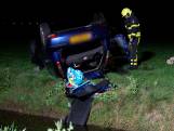 Bestuurster belandt met auto op zijn kop in Raamsdonk