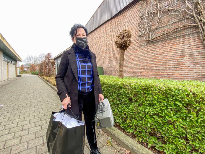 Buurtbewoonster Myriam Oelbrandt kwam dinsdag ook enkele spullen afleveren.