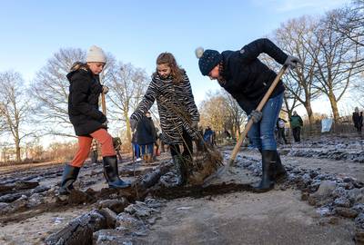 Kinderen trotseren de kou om bomen te planten: ‘Iedereen wil dat grijze blok van Aviko zo min mogeli
