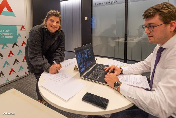 Groen-gemeenteraadslid Sarah De Bruecker legt de eed af bij gemeenteraadsvoorzitter David Coppens (N-VA).