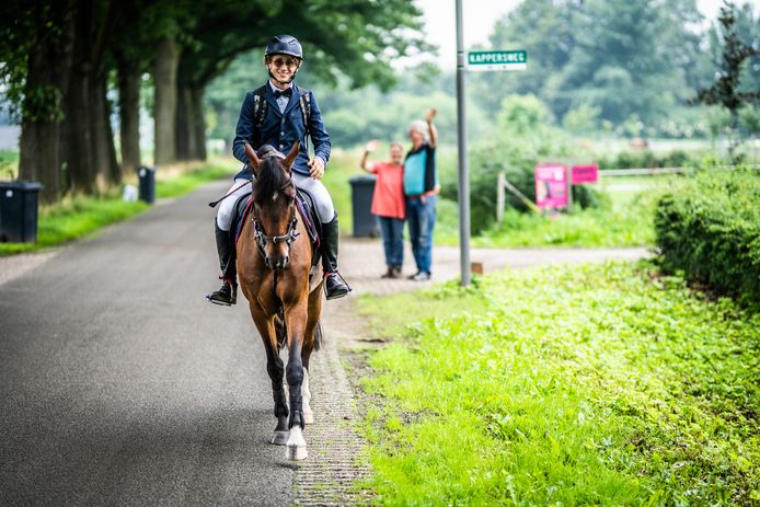 Uitgezwaaid door zijn ouders gaat Beau van Dijk vanuit Spankeren op weg naar de diploma-uitreiking in Zutphen.