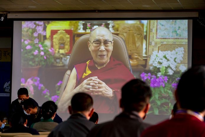 De videoboodschap van de Dalai Lama werd op een groot scherm geprojecteerd tijdens een viering naar aanleiding van de 86ste verjaardag van de Tibetaanse spirituele leider.