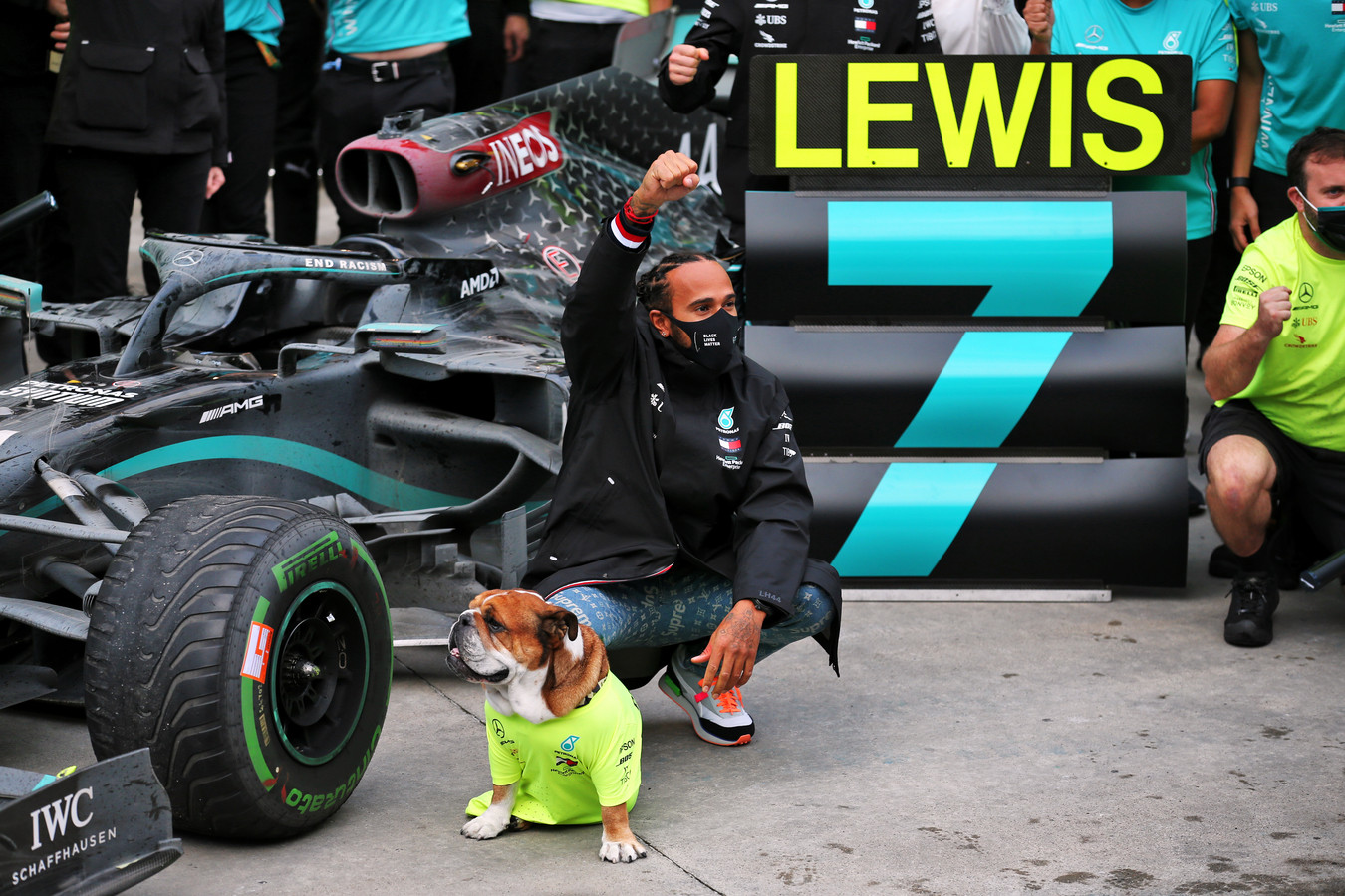 Lewis Hamilton viert zijn zevende wereldtitel in de Formule 1. Hond Roscoe deelt in Turkije mee in de feestvreugde.