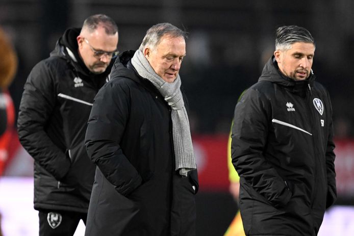 Dick Advocaat (m) na de nederlaag van ADO Den Haag bij Almere City.