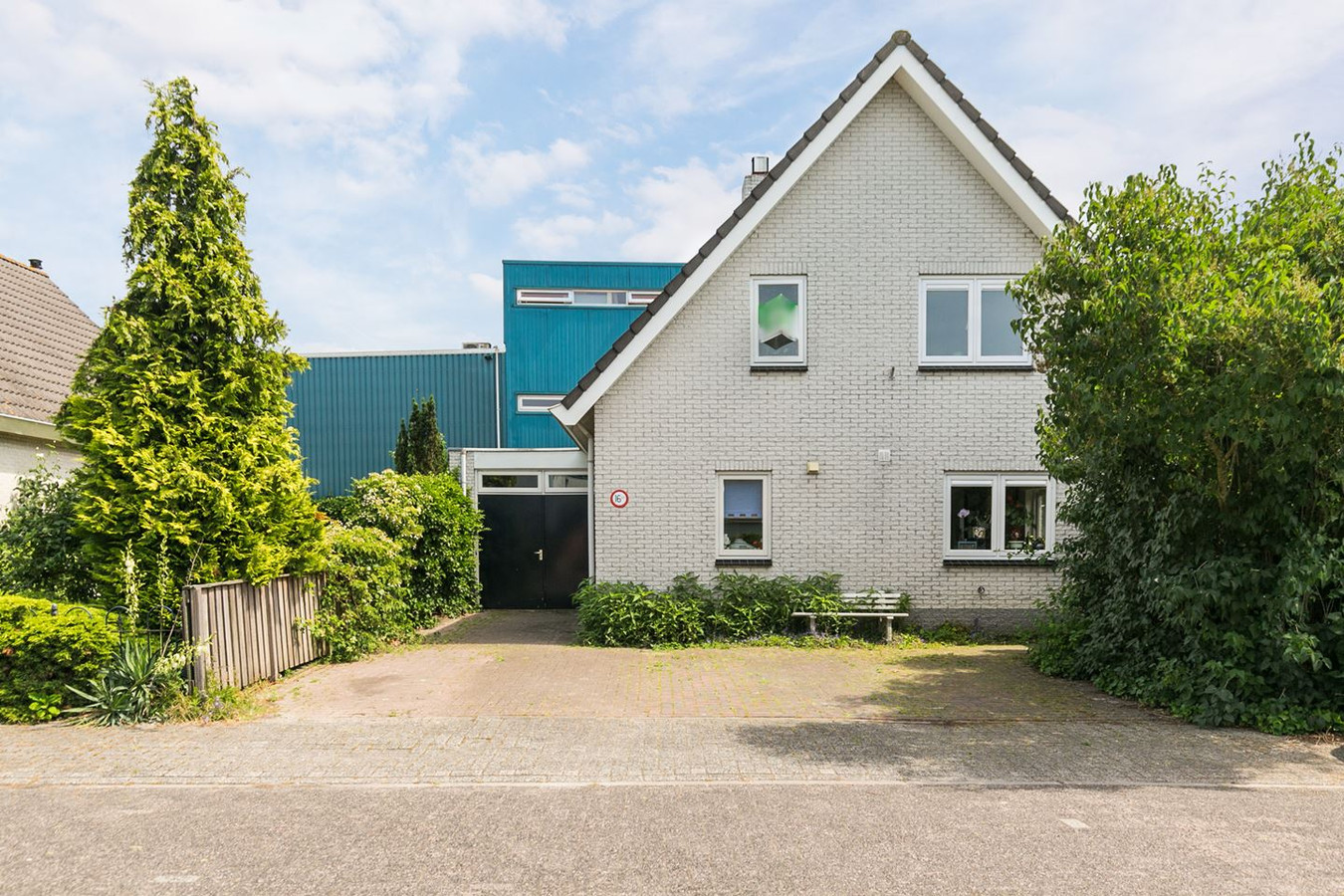 Ik heb een Engelse les krant analogie Huis te koop: dit 'speciaaltje' is huis en bedrijfspand ineen en staat in  een echt buurtje in Calveen | Foto | AD.nl