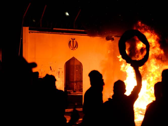 Iraakse manifestanten steken Iraans consulaat in brand