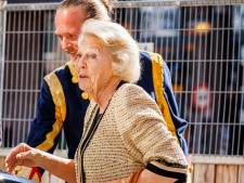 Trotse oma: prinses Beatrix weer gespot met tas met foto van kleindochters