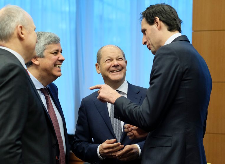 De Nederlandse minister van Financiën, Wopke Hoekstra (rechts), praat in Brussel met Eurogroep-voorzitter Mario Centeno uit Portugal (links) en de Duitse minister van Financiën Olaf Scholz (midden), op 21 januari.  Beeld EPA
