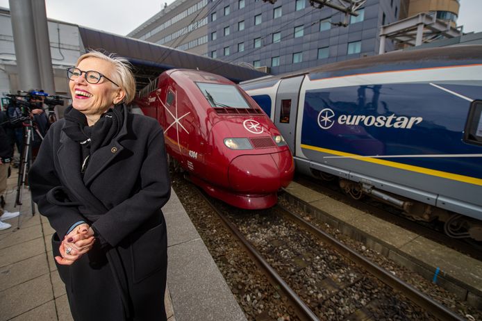 Eurostar CEO Gwendoline Cazenave tijdens de persconferentie afgelopen dinsdag in Brussel-Zuid met op de achtergrond het nieuwe logo.