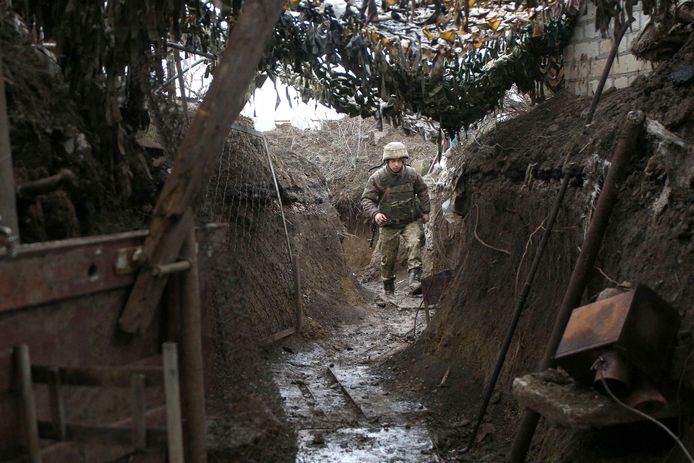 Illustratiefoto: Oekraïense soldaat loopt door de loopgraven aan het front.