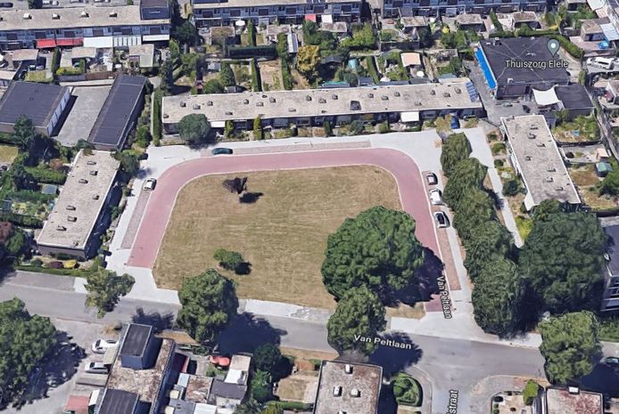 De achttien seniorenwoningen rond een grasveld aan de Van Peltlaan in de Nijmeegse wijk Grootstal die woningcorporatie Talis wil slopen en vervangen door nieuwbouw.