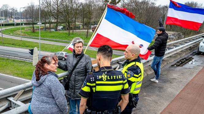 Demonstranten met omgekeerde vlaggen eisen vertrek Rutte op A59-viaduct bij Raamsdonksveer