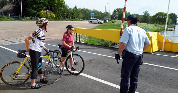 Schipper mag ik overvaren? 'Omdat we met de fiets zijn even niet? Meen je dat?' - BD.nl