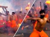 Brandende fakkels vliegen door de lucht tijdens Hindoestaans ritueel