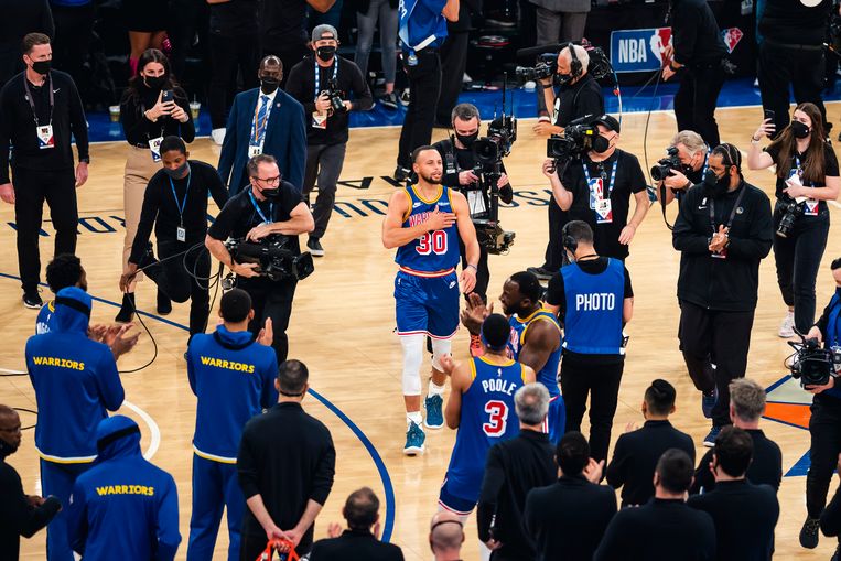 Stephen Curry van Golden State Warriors klopt zichzelf op de borst na zijn record, in Madison Square Garden in New York. Beeld NBAE via Getty Images