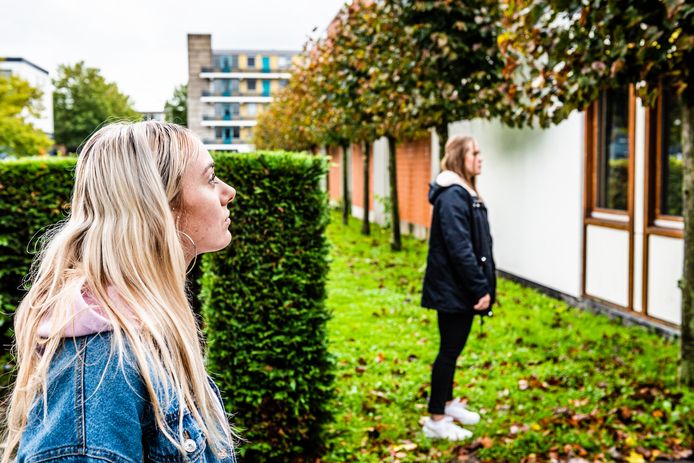 Twee vrouwen bij de jongerenwoningen in het voormalige GGZ-pand aan de Noorderkeerkring, foto ter illustratie.