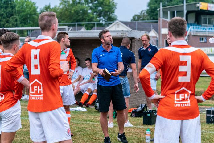 SV Angeren-trainer Gerrit-Jan Barten onderwijst zijn spelers.