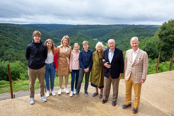 Prins Gabriel, kroonprinses Elisabeth, koningin Mathilde, prinses Eleonore, prins Emmanuel, koningin Paola, koning Albert II en koning Filip.