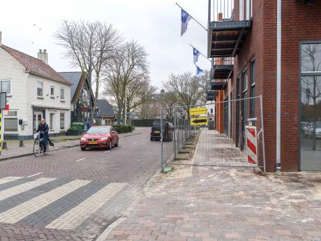 Oplossing voor parkeerdruk rond Plein in Vlijmen ‘blijft een uitdaging’: geen ruimte voor extra plekken