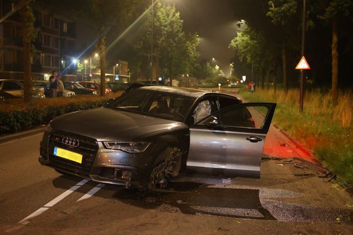 De Audi raakte van de weg en botste tegen een boom aan de Gestelseweg in Den Bosch.
