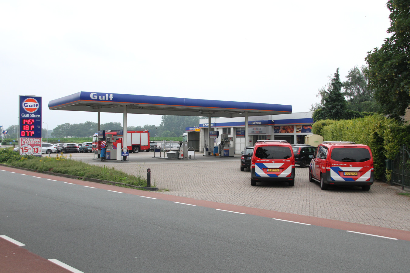 De brandweer is aanwezig bij het tankstation aan de Rijssensestraat in Enter vanwege een gaslek.