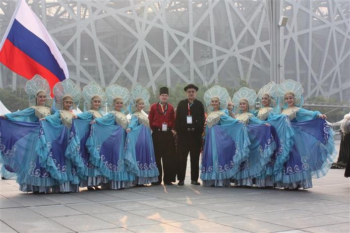De Zeeuwse delegatie met een Chinese folkloregroep, vorig jaar. Rechts Gerard van Damme.