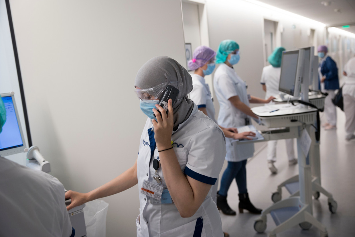 Verpleegkundigen op de corona-afdeling in het Amphia-ziekenhuis  in Breda. De werkdruk in de zorg was afgelopen jaar extreem hoog, met een hoog ziekteverzuim onder het personeel als gevolg. Beeld Arie Kievit