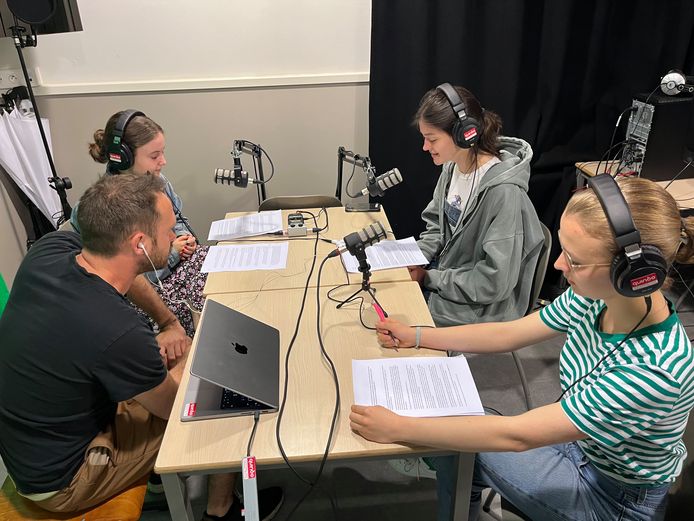 Vijfdejaars van RHIZO Lyceum OLV Vlaanderen creëerden de afgelopen maanden in het kader van hun lessen geschiedenis de podcast LOVV Historia.