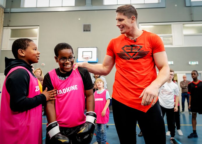 Kickbokser Rico Verhoeven geeft een kickboksworkshop aan dertig jongeren met een verstandelijke beperking in Rotterdam.