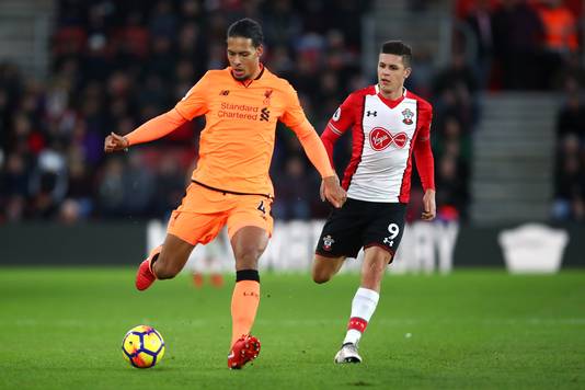 Virgil van Dijk in het oranje uitshirt van Liverpool in actie tegen Southampton.