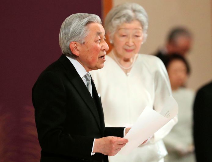 Keizer Akihito en zijn vrouw Michiko tijdens de aftredingsceremonie.