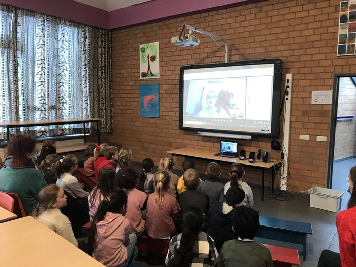 Kinderen genieten van de Grote Voorleesweek in GBS Salto
