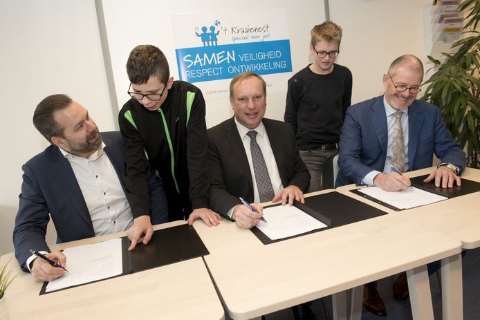 V.l.n.r. Bestuurder Ewald van Vliet van Lucas Onderwijs, Wethouder Peter Hennevanger en voorzitter Jan van Hoek van Ipse de Bruggen ondertekenen de overeenkomst.