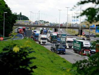 Anderhalf uur file op Brusselse Buitenring na ongeval in Jette: twee rijstroken versperd