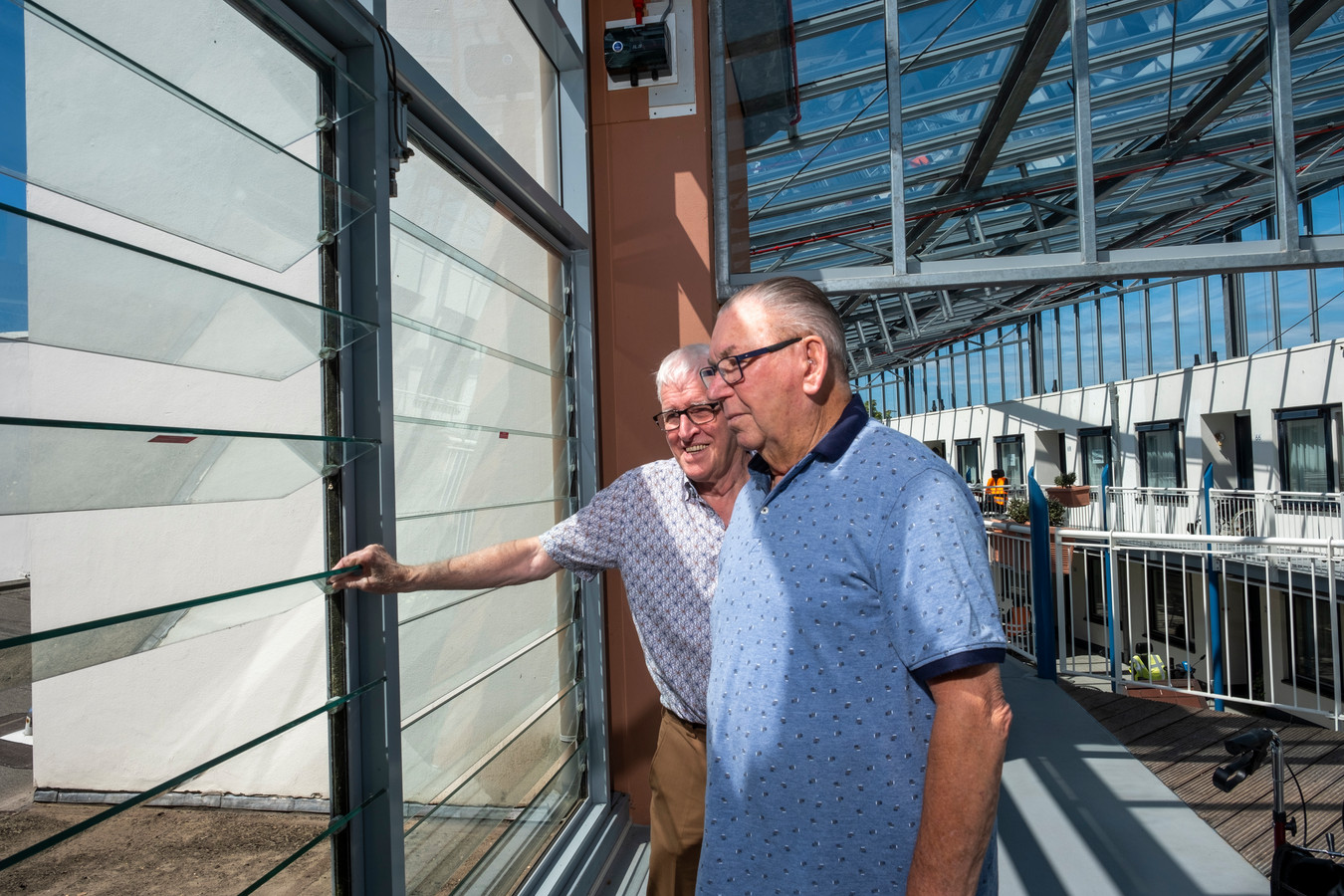 In de oude situatie zetten Jan van Keulen en Henk Schutte de glazen lamellen open als de bovenverdieping van het atrium in de Hof van Blom te warm wordt.