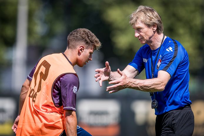 Mats Köhlert krijgt op de training instructies van trainer Adrie Koster.