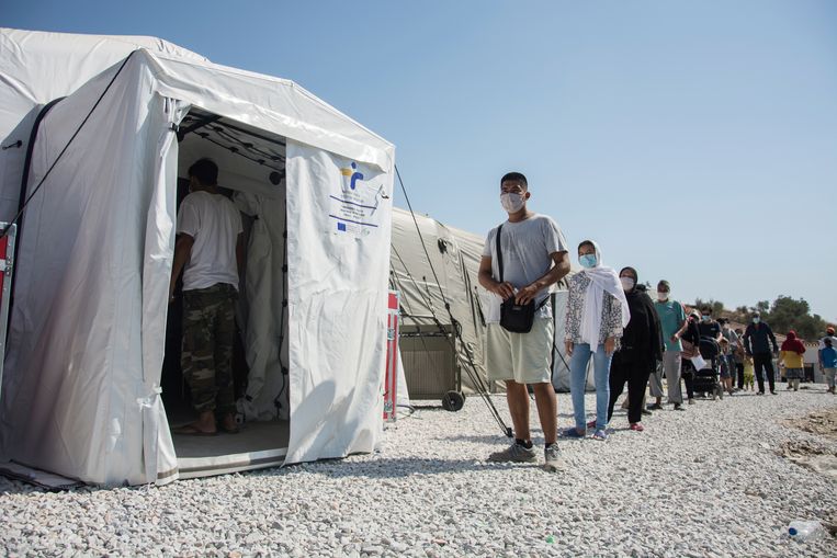 Bewoners van kamp Moria op het Griekse Lesbos wachten om zich te laten testen op het coronavirus. Beeld AP