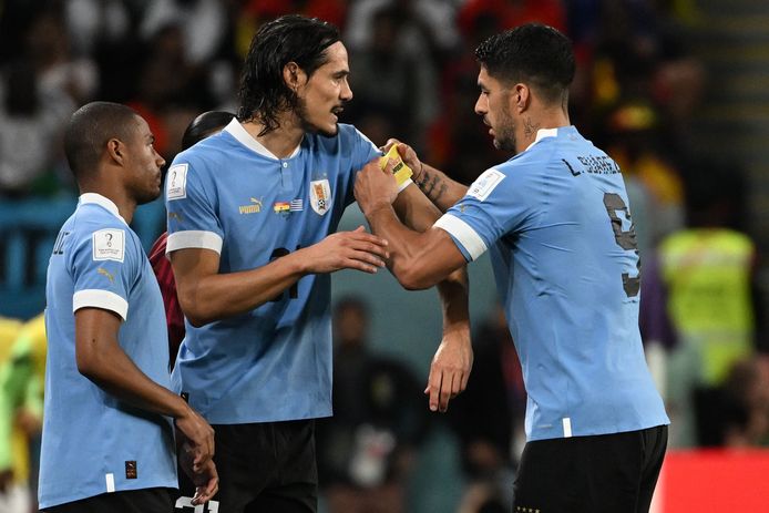 Luis Suárez staat de aanvoerdersband af aan Edinson Cavani.